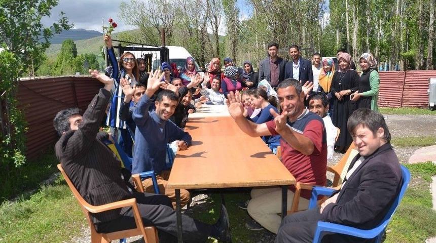 Kursiyerlerden &Ouml;zel &Ouml;ğrencilere İkram