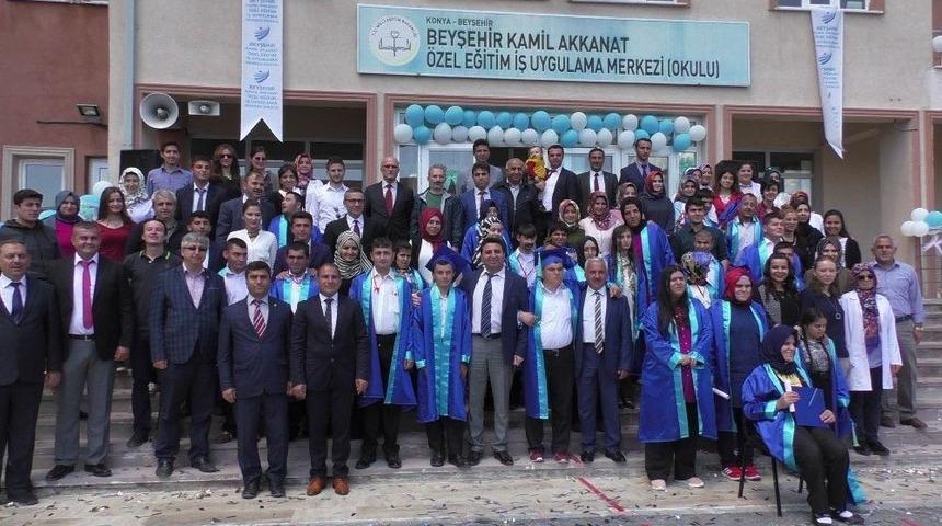 Beyşehir&rsquo;de &Ouml;zel &Ouml;ğrencilerin Mezuniyet Coşkusu