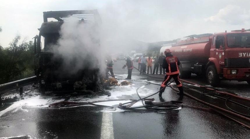 Tem&rsquo;de Kaza Yapan Tır Alev Alev Yandı