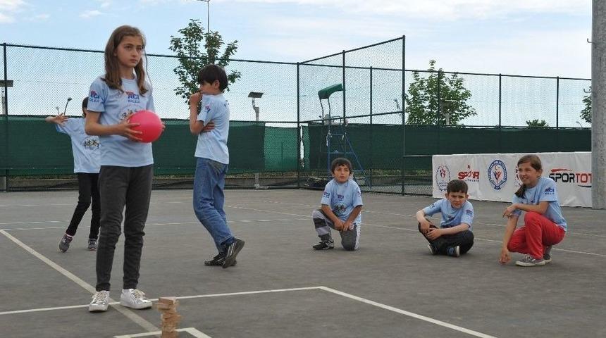 Bin 100 &Ccedil;ocuğun Doyasıya Eğlendiği Şenlikte Mahalle Aralarında Oynanan Oyunlar Tekrar Hayat Buldu