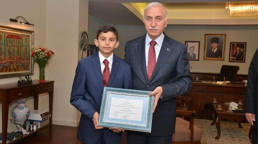 Vali Şahin&rsquo;den T&uuml;rkiye Birincisine &Ouml;d&uuml;l