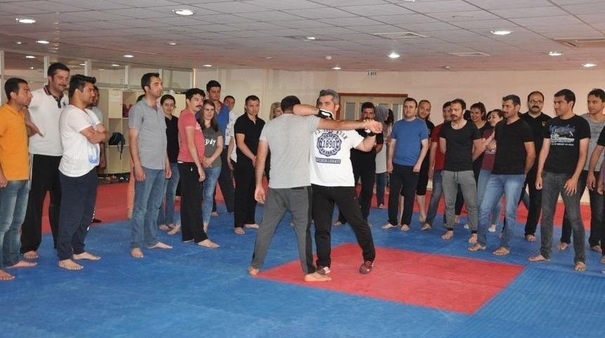 Yakın Savunma Dersi Alan G&uuml;mr&uuml;k Memurları Sertifikalarını Aldı