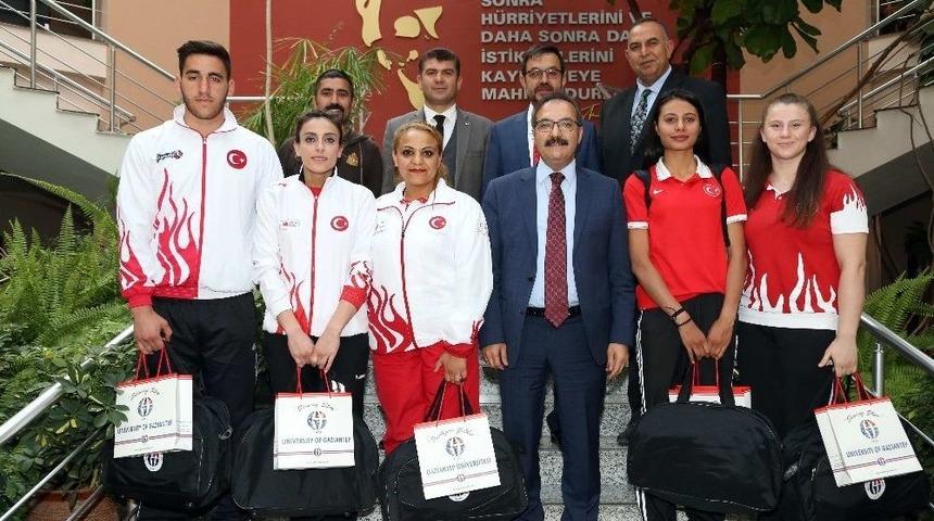 Rekt&ouml;r G&uuml;r Şampiyon Sporcuları Kutladı