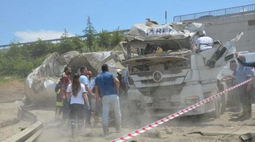 Beton Mikseri K&ouml;pr&uuml;den U&ccedil;tu, S&uuml;r&uuml;c&uuml; Yaralandı