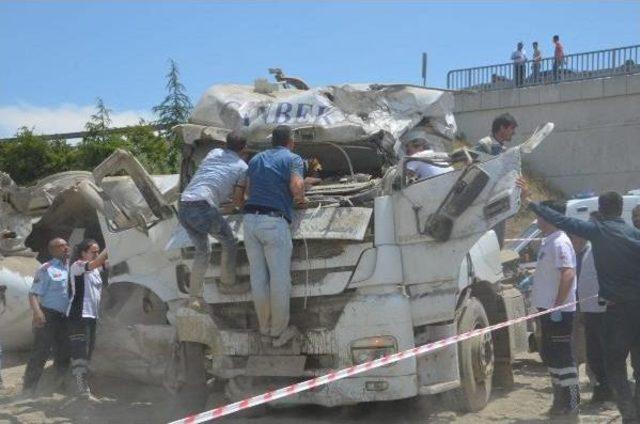 Beton Mikseri Köprüden Uçtu, Sürücü Yaralandı