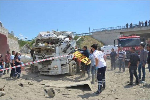 Beton Mikseri Köprüden Uçtu, Sürücü Yaralandı