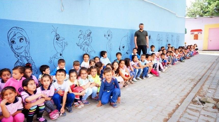 Hayallerindeki Kahramanları Okul Duvarlarına &Ccedil;izdiler