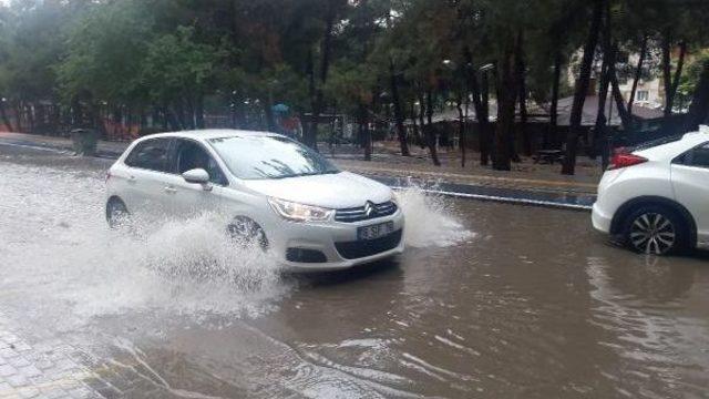 Bursa’Da Sağanak Yağmur Hayatı Olumsuz Etkiledi