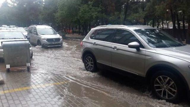 Bursa’Da Sağanak Yağmur Hayatı Olumsuz Etkiledi