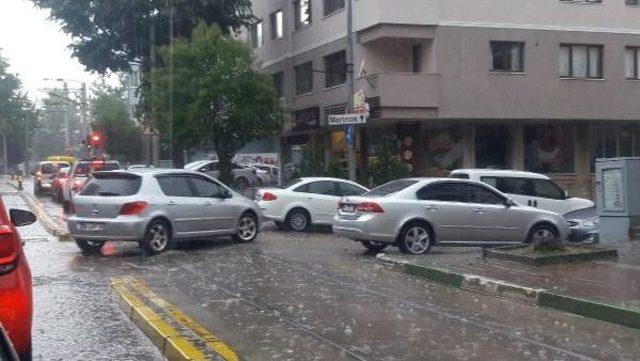 Bursa’Da Sağanak Yağmur Hayatı Olumsuz Etkiledi