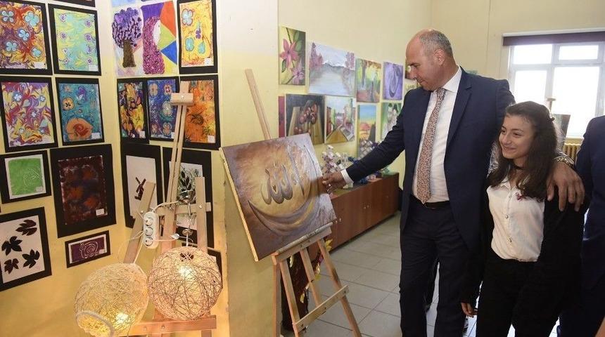 Başkan Togar, &Ouml;ğrencilerin Sergisini Gezdi