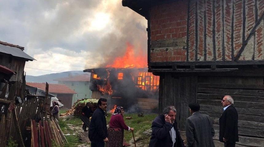 Taşk&ouml;pr&uuml;&rsquo;de Ahşap Ev Alev Alev Yandı