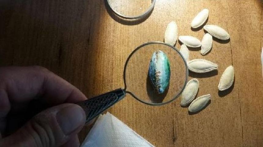 Sıra Dışı Tuvalleriyle &Uuml;nl&uuml; Sanat&ccedil;ı Hasan Kale "mikro Art" Sanatı Anlatmak I&ccedil;in Gen&ccedil;lerle Buluştu