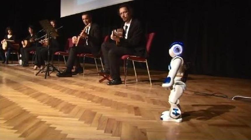 Robot Harmandalı Oynadı,bakan Ve Salondakiler Alkış Yağmuruna Tuttu