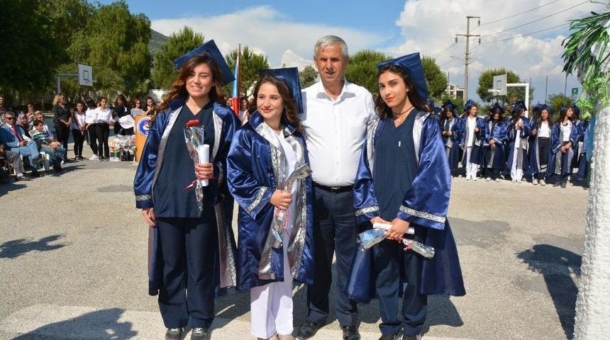 S&ouml;ke Sağlık Meslek Lisesi 3 B&ouml;l&uuml;mde Son Mezunlarını Verdi