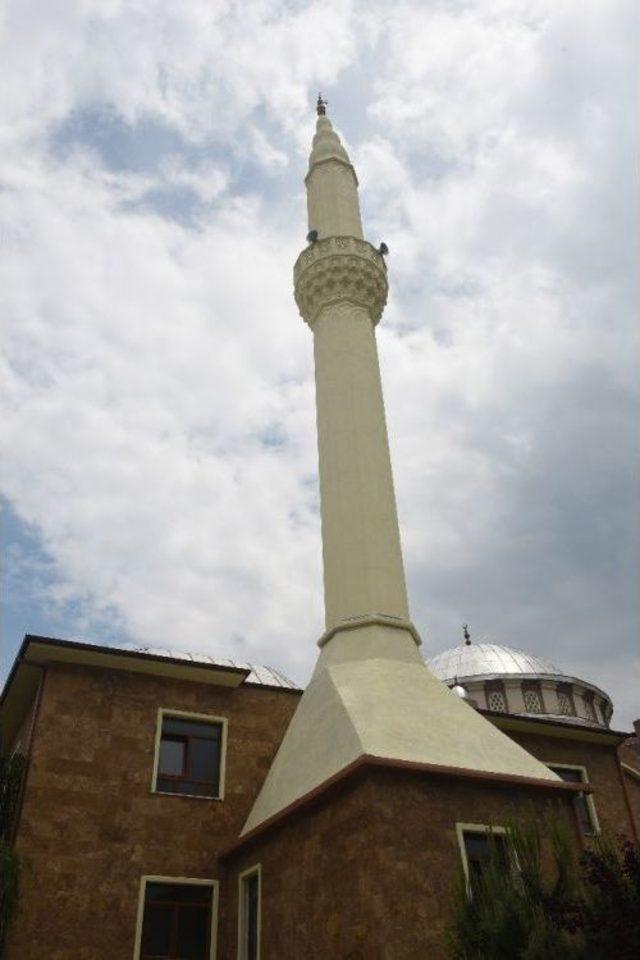 Akşemseddin Camii Yeni Yüzüyle İbadete Açıldı