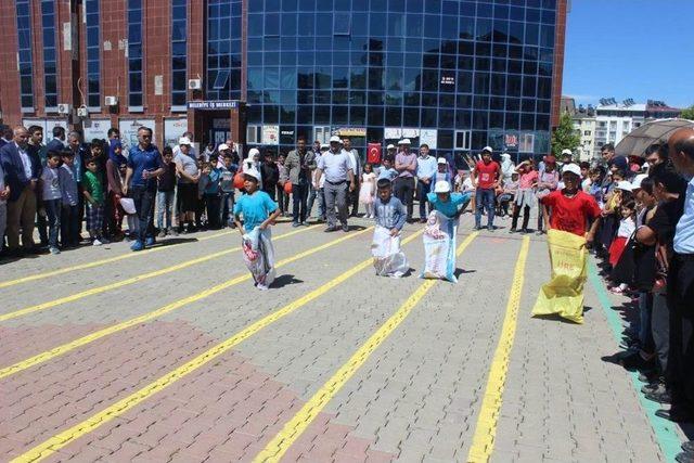 Kovancılar’da Çocuk Oyunları Olimpiyatları Renkli Görüntüler Oluşturdu