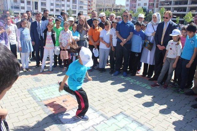 Kovancılar’da Çocuk Oyunları Olimpiyatları Renkli Görüntüler Oluşturdu