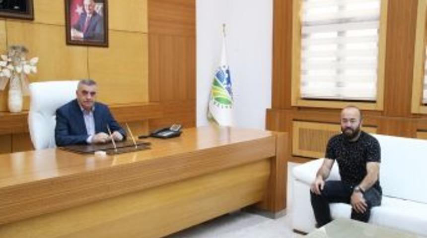 Futbolcu Hacıoğlu&rsquo;ndan Başkan To&ccedil;oğlu&rsquo;na Ziyaret