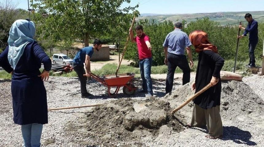 &Uuml;niversite &Ouml;ğrencilerinden &ldquo;her K&ouml;ye Ulaş Mutluluğu Paylaş&rdquo; İsimli Proje