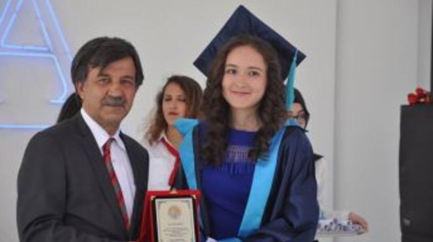 Cemal M&uuml;mtaz Sosyal Bilimler Lisesi&rsquo;nde Mezuniyet Sevinci