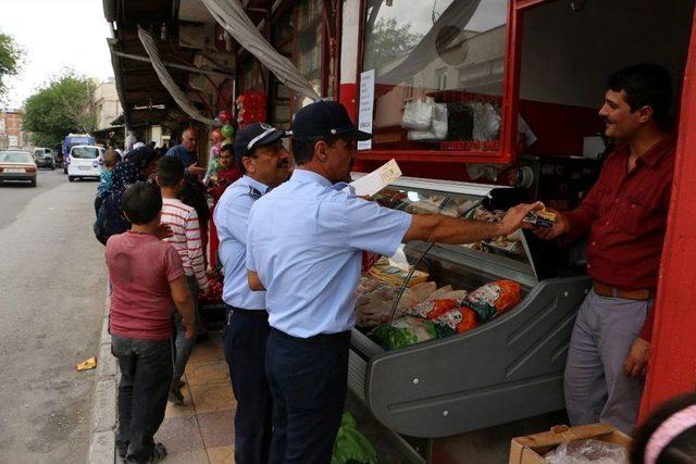 Büyükşehir Belediyesinden Vatandaşa Hurma İkramı