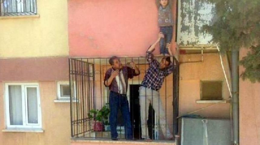 5'inci Katta Mahsur Kalan Engelli &Ccedil;ocuk Kurtarıldı