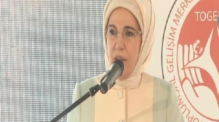 Emine Erdoğan: "m&uuml;lteci Meselesi Sadece Ekonomik Ve Siyasi Bir Mesele Değil Ahlaki Ve Insani