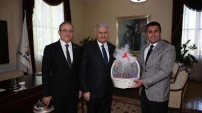 Başkan Uğurlu&rsquo;dan Başbakan Yıldırım&rsquo;a Kiraz Hediyesi