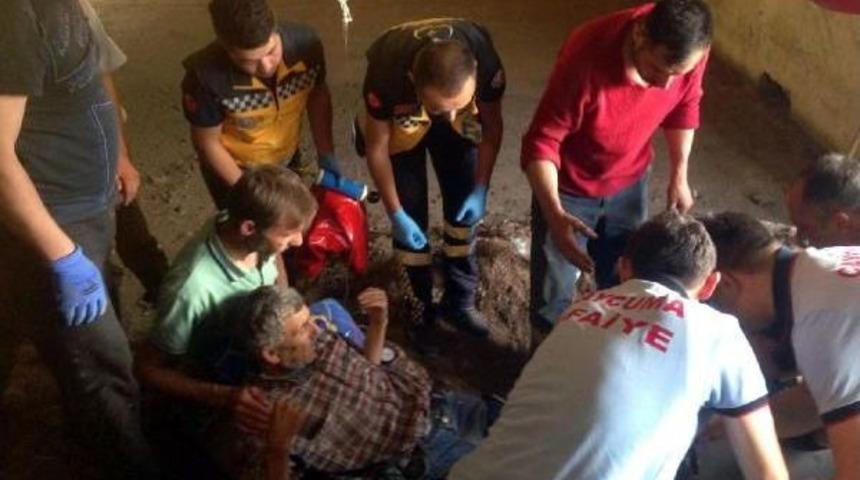 Tarım Makinesinde Ayağı Sıkışan &Ccedil;ift&ccedil;i Kurtarıldı