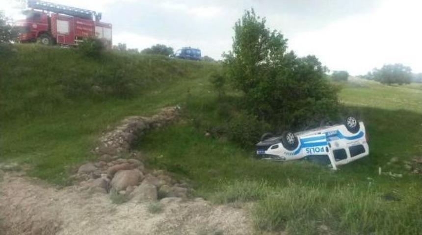 Polis Aracı Şarampole U&ccedil;tu: 2 Yaralı