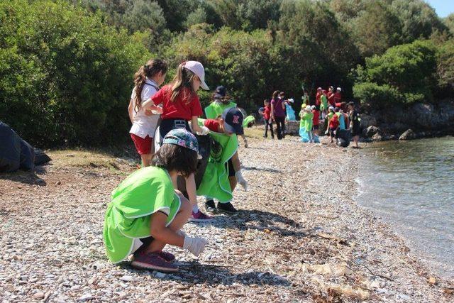 Büyüklerin Attığı Çöpleri Minikler Temizledi