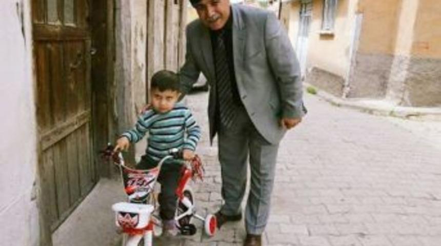 Belediye Başkanı Mustafa Koca, Yetim &Ccedil;ocuğun Bisiklet İsteğini Yerine Getirdi