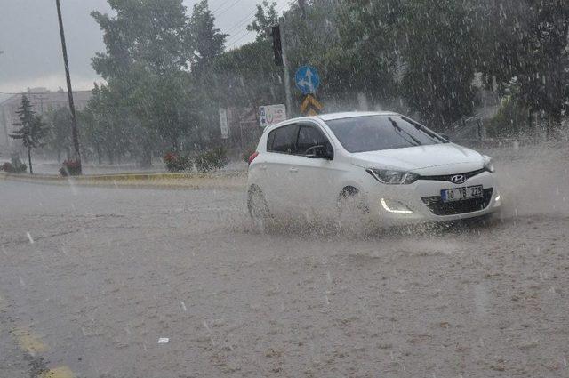 Ayvacık’ta Şiddetli Yağış Sürücülere Zor Anlar Yaşattı