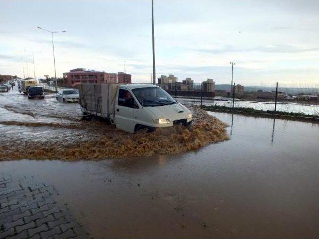 Yozgat'ta Yağmur Suyu Biriken Karayolu Ulaşıma Kapandı