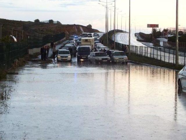 Yozgat'ta Yağmur Suyu Biriken Karayolu Ulaşıma Kapandı