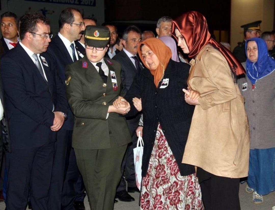 Şehidin Eşi Ve &Ccedil;ocukları Aynı U&ccedil;akla Geldi