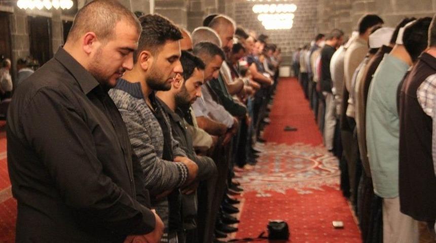 G&uuml;neydoğu&rsquo;da İlk Teravih Namazı Kılındı