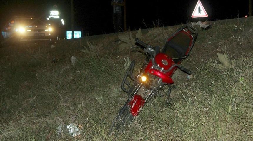 Otomobil Motosiklete &Ccedil;arpıp Ka&ccedil;tı: 1 &Ouml;l&uuml;