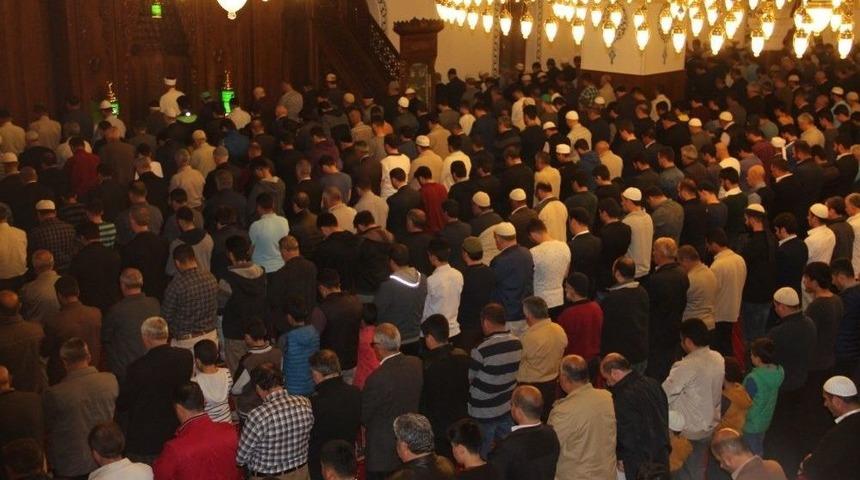 Van&rsquo;da İlk Teravih Namazı Kılındı