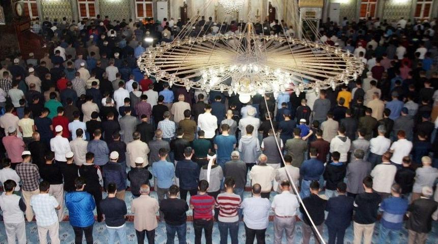 İlk Teravih Namazında Camiler Doldu, Taştı