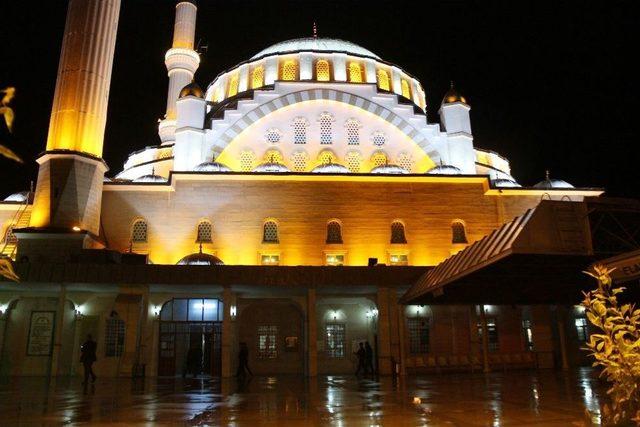 İlk Teravih Namazında Camiler Doldu, Taştı