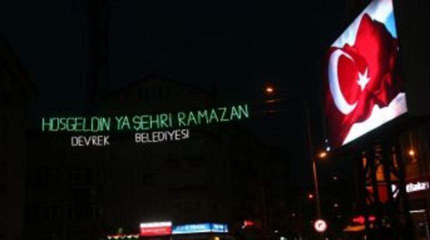 Devrek Belediyesi Işıklı Mahyalarla Şehri S&uuml;slemeye Başladı