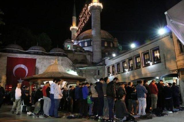 Mahyalar İstanbul'u Aydınlattı