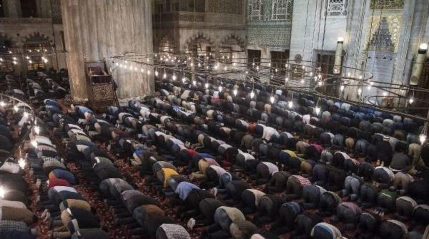 İstanbul'da Ilk Teravih Namazı Kılındı