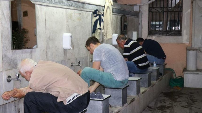 İzmir&rsquo;de İlk Teravih Namazı Kılındı