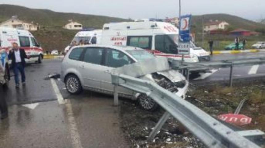 İki Otomobil &Ccedil;arpıştı: 1 &Ouml;l&uuml;, 3 Yaralı