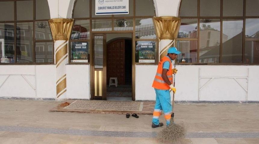 Kuşadası’nda Camiler Ramazan İçin Temizlendi