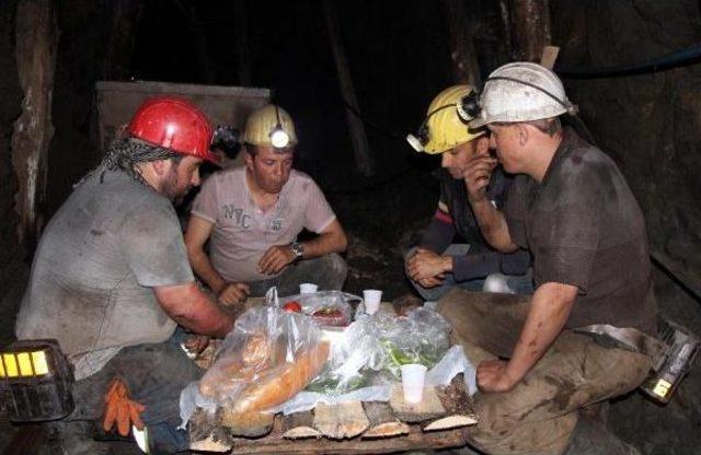 Maden Işçileri Yerin Metrelerce Altında Sahur Yaptı