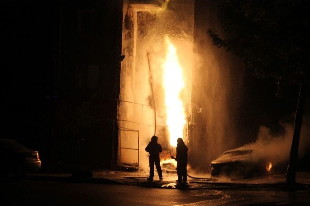 Doğalgaz Kutusunda Meydana Gelen Yangın B&uuml;t&uuml;n Apartmanı Sokağa D&ouml;kt&uuml;